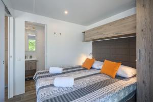 En eller flere senger på et rom på Mobile Homes Premium Relax Park Umag by Camp4You