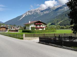 dom z płotem przy drodze w obiekcie Schlatterhof w Neustift im Stubaital +6 zdjęć