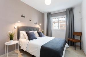 Un dormitorio con una cama grande y una ventana en Home2Book Cozy Apartment Puertito, Wifi en Puertito de Güímar