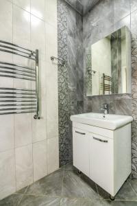 Ένα μπάνιο στο Apartment near Nizami street and Boulevard +53 φωτογραφίες