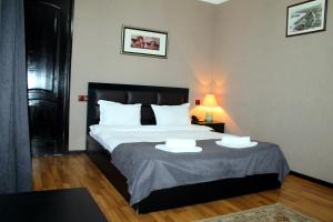 1 dormitorio con 1 cama grande y 2 almohadas blancas en Hotel New Metekhi, en Tiflis