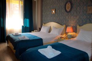Habitación de hotel con 2 camas y toallas. en Hotel New Metekhi, en Tiflis