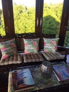 Villa Ma'Rasai في تيرنيت: غرفة معيشة مع أريكة أمام نافذة