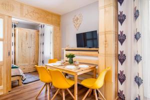 Televízia a/alebo spoločenská miestnosť v ubytovaní Pałac Tatrzański Apartamenty