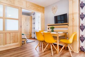 Televízia a/alebo spoločenská miestnosť v ubytovaní Pałac Tatrzański Apartamenty