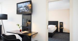 TV a/nebo společenská místnost v ubytování Victor's Residenz-Hotel München