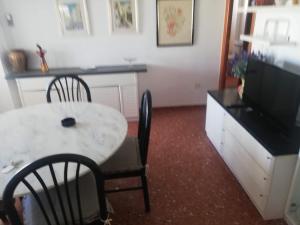 Televízia a/alebo spoločenská miestnosť v ubytovaní CANCÚN III Solo Familias Serviplaya