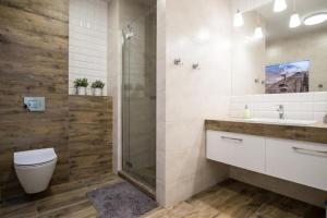 Łazienka w obiekcie Apartamenty Comfort & Spa Stara Polana VIPAPARTAMENTY