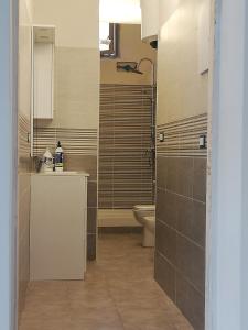 un bagno con un water e un lavandino di la via lattea a La Spezia