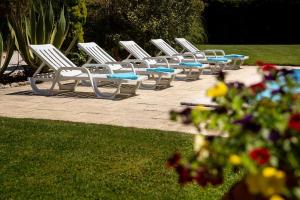 a row of white chairs sitting on a patio at Quinta Turki Malika in Óbidos