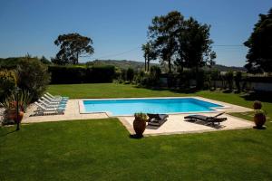 una piscina en un patio con tumbonas en Quinta Turki Malika en Óbidos