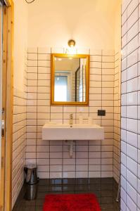 La salle de bains est pourvue d'un lavabo et d'un miroir. dans l'établissement B&B Mount Etna, à Belpasso