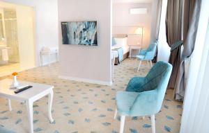 una habitación de hotel con una mesa, una silla y una mesa y una habitación en ADEMPİRA TERMAL&SPAHOTEL en Denizli