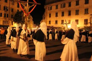 Hosté ubytování A MANDRIA, appartements avec cuisine 30m2, patio, vue Montagnes et citadelle, 5 minutes à pied du centre ville et des rivières