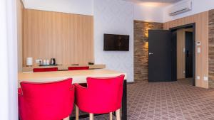 Kuchyňa alebo kuchynka v ubytovaní Hotel Nad Czernicą