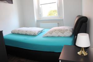1 dormitorio con 1 cama con silla y lámpara en Pension Mois en Wurz