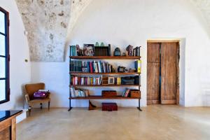 a room with a book shelf filled with books at Casina Solatia in Nardò