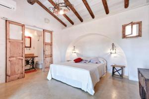 1 dormitorio con 1 cama blanca en una habitación en Casina Solatia en Nardò