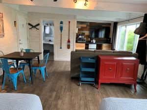 Beachfront Inn في بايليز هاربور: مطبخ وغرفة طعام مع طاولة وكراسي