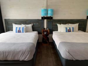 2 Betten nebeneinander in einem Zimmer in der Unterkunft Beachfront Inn in Baileys Harbor