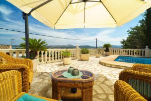 patio con ombrellone e piscina di La Cofa a Jávea