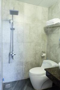 Phòng tắm tại Anh Duc Hotel