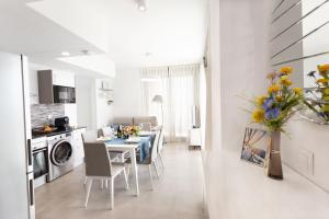 a kitchen and dining room with a table and chairs at Calpe Beach in Calpe