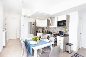 a kitchen and dining room with a table and chairs at Calpe Beach in Calpe