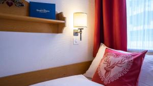 Ліжко або ліжка в номері Hotel Hirschen - Grindelwald