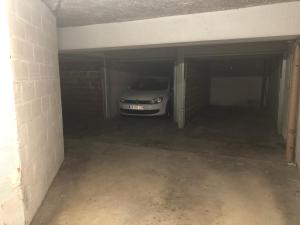 ロデーズにあるAppartement de Charme Centre Villeの車庫に駐車した車