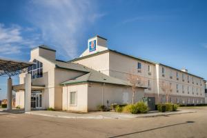 a building with a p sign on top of it at Howard Johnson by Wyndham Lemoore Near Naval Air Station in Lemoore