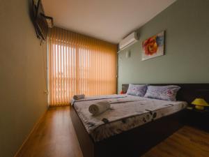 una camera con un letto in una stanza con una finestra di Дипломатик Хил a Varna