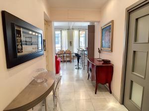 a living room with a table and a dining room at Nestor&Jeeves - DALPOZZO GRANDE - Central - Close beaches in Nice