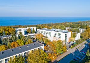 - une vue aérienne sur les bâtiments et l'océan dans l'établissement Verano, à Kołobrzeg