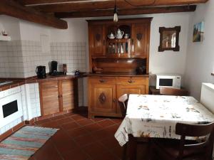 eine Küche mit einem Tisch und einer Arbeitsplatte in der Unterkunft Diebacher Hof in Büdingen