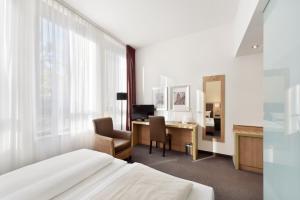 TV a/nebo společenská místnost v ubytování ACHAT Hotel München Süd
