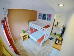 - une petite chambre avec des lits superposés dans une maison dans l'établissement The BIGGIES Inn, à Oslob