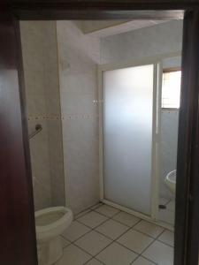 uma casa de banho com um WC e uma porta de chuveiro. em Posada del Marqués em San Juan de los Lagos