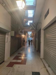 pusty korytarz budynku z sufitem w obiekcie Blue Flamingo Apartment BY NAMASTE ELITE w mieście Torremolinos