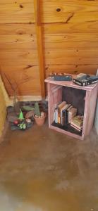 un pequeño estante con libros en una habitación en Cabañas "Los Elementos", San Carlos, Salta, en San Carlos