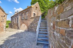 un escalier menant à un bâtiment en briques dans l'établissement Gite des Coteaux, à Liège