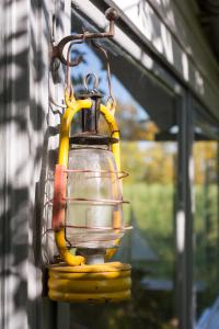 una vieja linterna de cristal colgando de un edificio en Beachcottage Ingelheim, en Ingelheim am Rhein