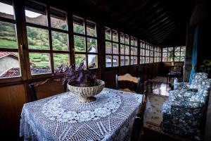 A restaurant or other place to eat at Núcleo de turismo Rural La Corte