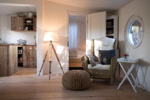 Zimmer mit einem Stuhl, einer Lampe und einem Tisch in der Unterkunft Beachcottage Ingelheim in Ingelheim am Rhein