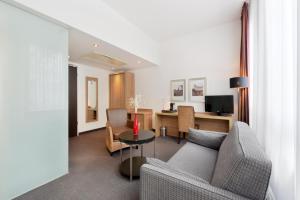 TV a/nebo společenská místnost v ubytování ACHAT Hotel München Süd
