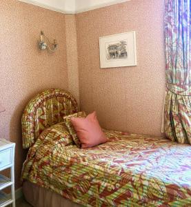 Ένα ή περισσότερα κρεβάτια σε δωμάτιο στο Lauras Townhouse Apartments Dressmakers Salon