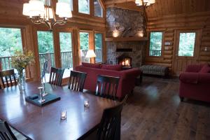 LabelleにあるChalet Mont Tremblant Luxury Lodgeのダイニングルーム(テーブル、暖炉付)