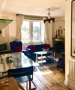 uma sala de estar com cadeiras azuis e uma mesa em Lauras Townhouse Apartments Dressmakers Salon em Bath