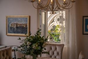 sala de estar con sofá y ventana en Apartments & Rooms Perla en Dubrovnik