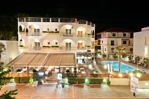 Bazén v ubytování Kronos Hotel nebo v jeho okolí